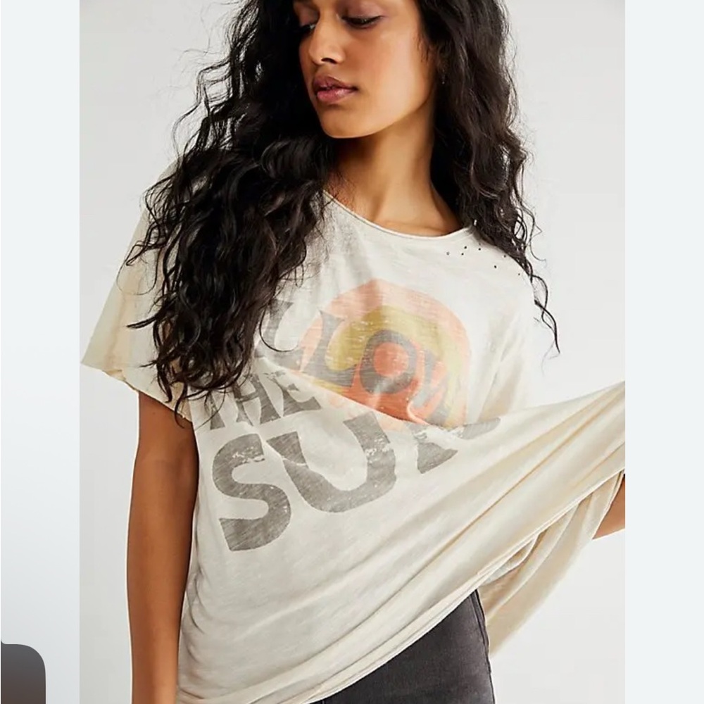 Magnolia Pearl Cream Graphic Tee with Sun Design ☀️☀️☀️